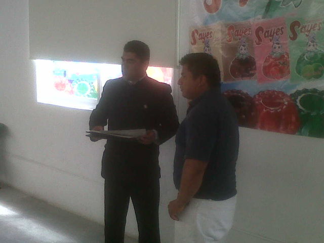 entregando reconocimiento a Roberto Montes Morales 