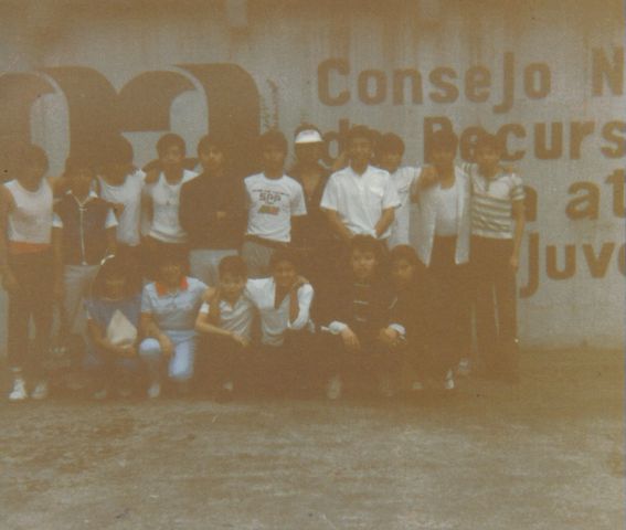 Prof. Marco A. (playera con siglas SPP)con su primer grupo en el CREA 1985 