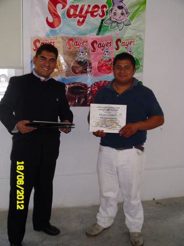 mostrando su reconocimiento Roberto Montes Morales FELICIDADES
