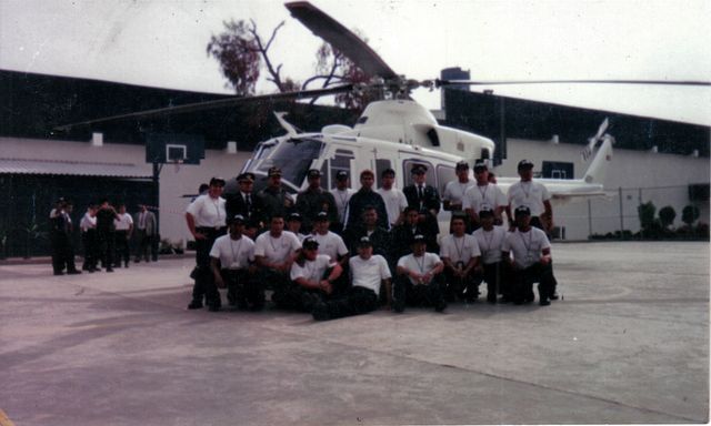 Prof. Marco y grupo en el helicoptero del procurador PGR