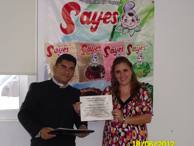 contadora rosi mostrando el reconocimiento SAYES