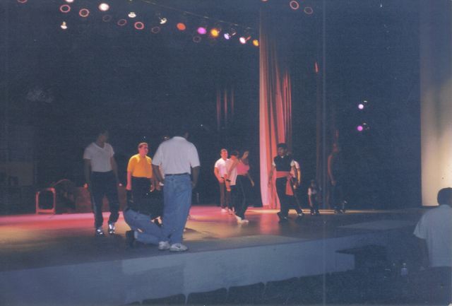 Prof. Marco A. dirigiendo a Pilar Montenegro en artes marciales para la obra Mulan