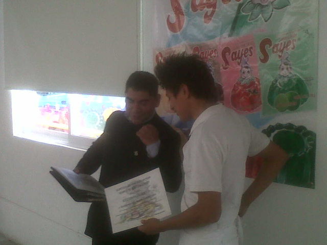 entregando reconocimiento a Guillermo Alejandro Castillo Cano