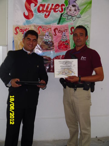 recibiendo reconocimiento Arturo Muro González
