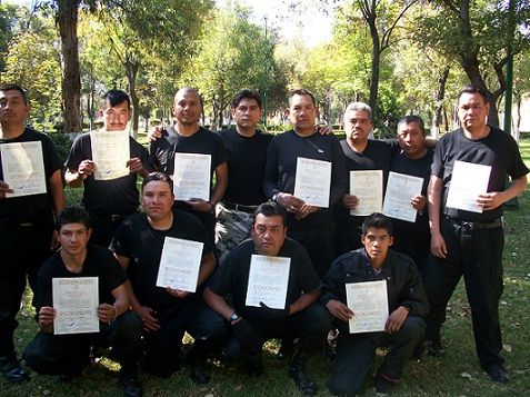 Grupo Intercepto recibiendo su reconocimiento grupo 2
